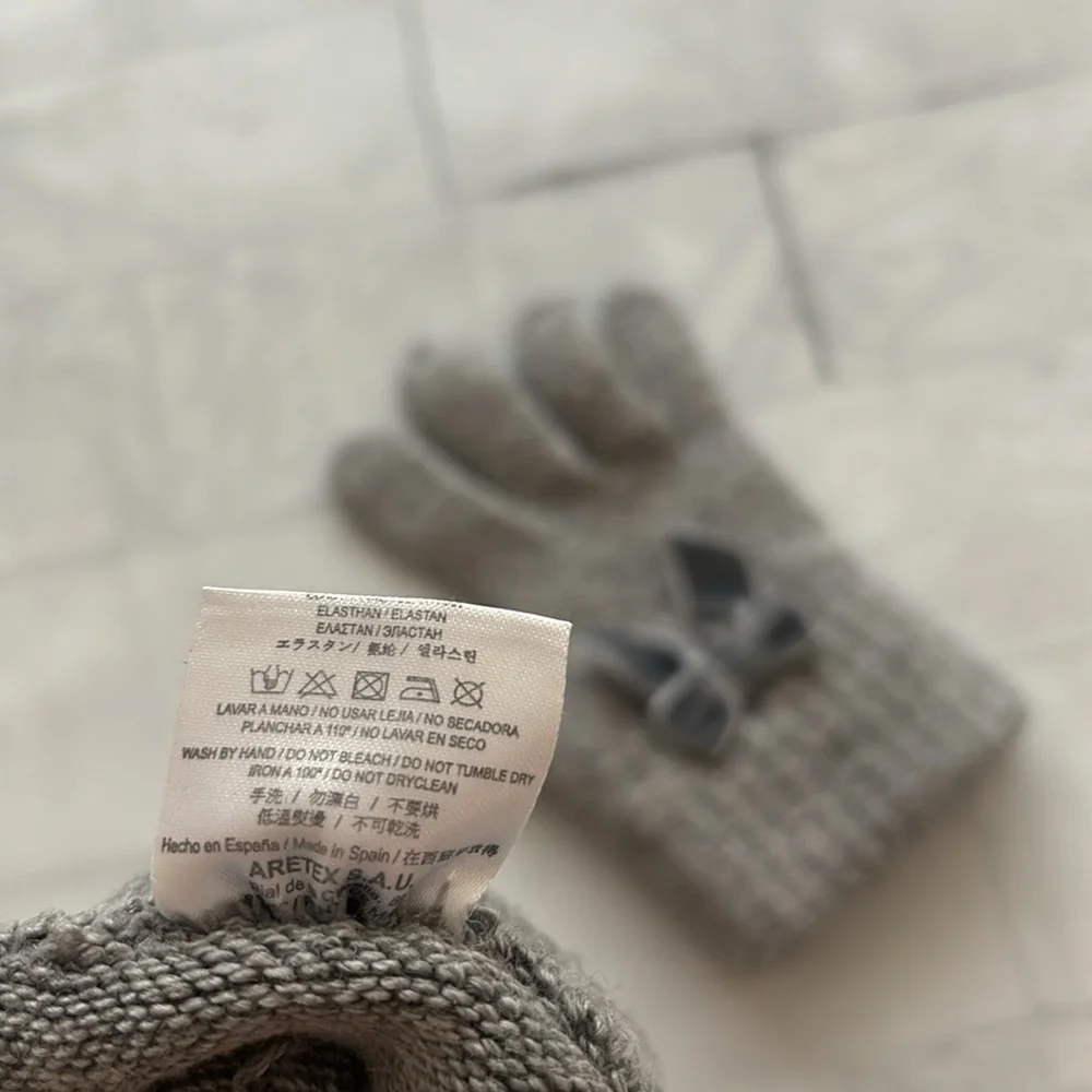 Condor Gray Gloves with Velvet Bows